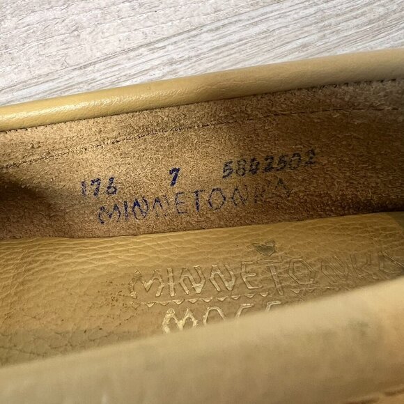 Minnetonka Moccasins Womens Size 7 Beige Beaded Thunderbirds Bow Flats Natural - Picture 4 of 14